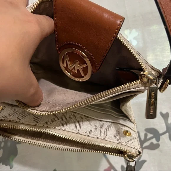 Michael Kors Crossbody - Picture 5 of 8